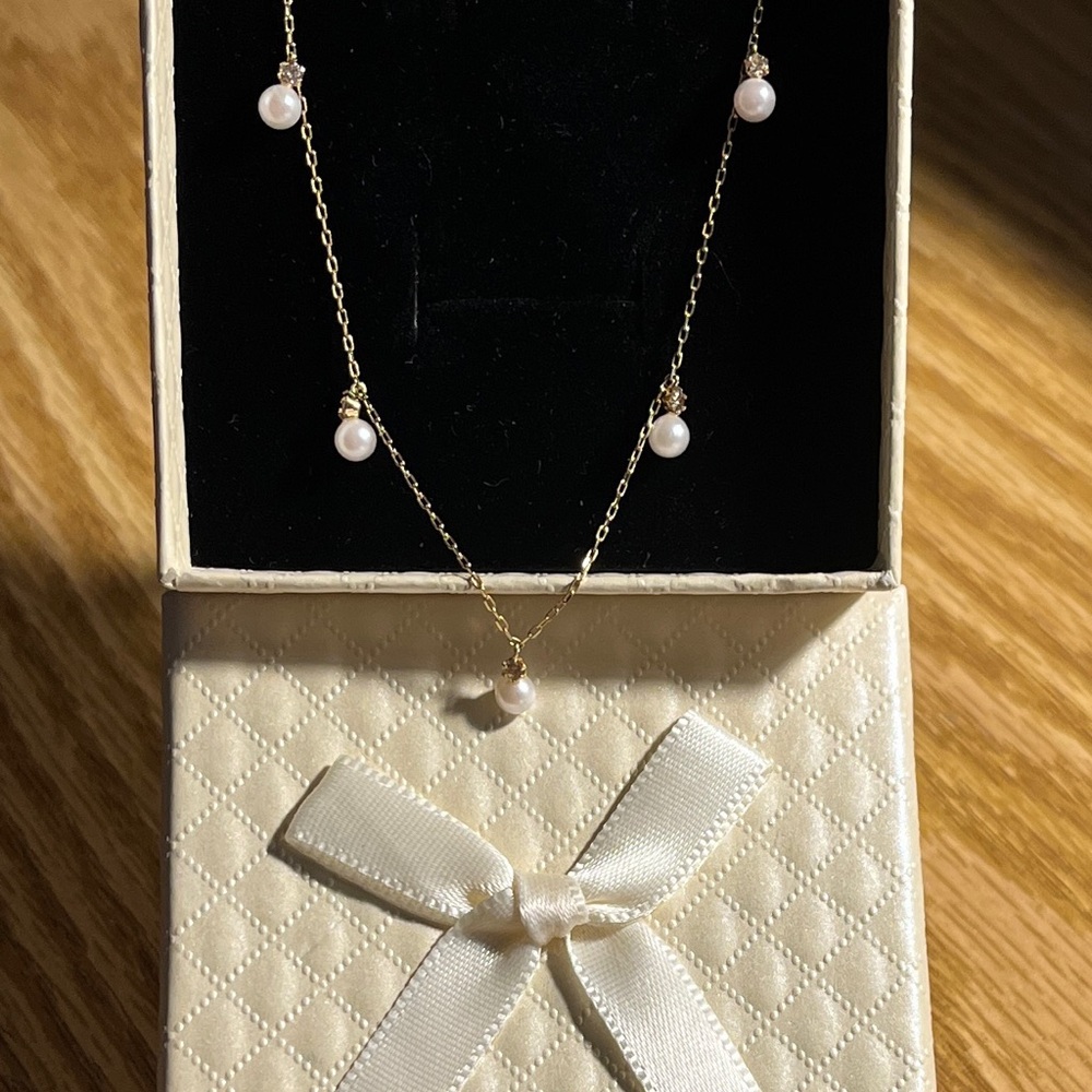 K18 Japan Gold and White Crystal Necklace with Diamonds on the side of the pearl